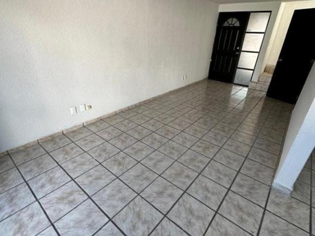 Casa sobre avenida en Jardínes del Sur