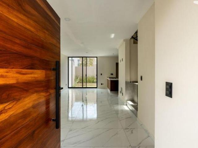 Casa sobre avenida Madeiras. Capital Norte
