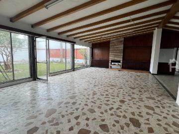 CASA SOBRE LA AUTOPISTA NORTE