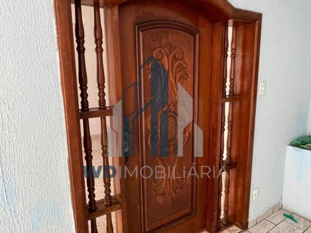 Casa sobreposta com salão comercial