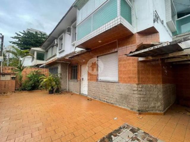 Casa sobreposta baixa à venda, na Ponta da Praia, em Santos!