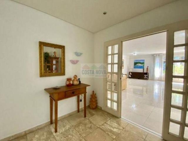 Casa Sobreposta de 229 m² com 4 quartos, 2 suite, 1 escritório, 2 vagas e 2 quadras da Praia