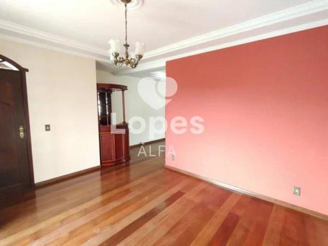 Casa Sofisticada com Espaços de Lazer