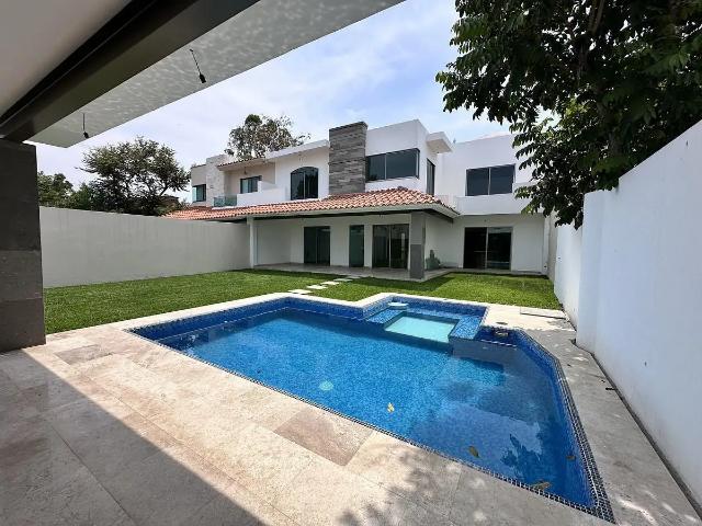 CASA SOLA CON ALBERCA, JARDÍN Y SEGURIDAD