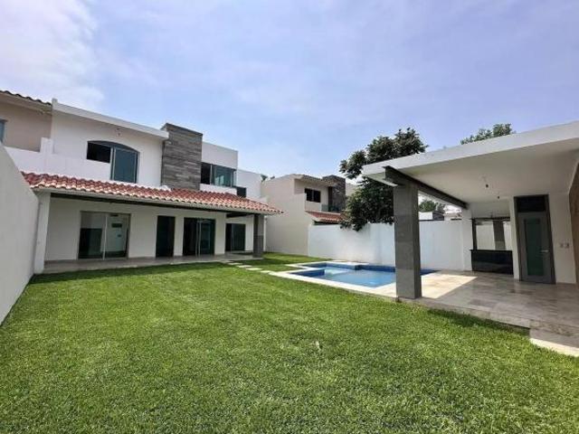 CASA SOLA CON ALBERCA, JARDÍN Y SEGURIDAD