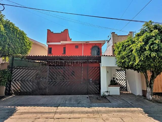 CASA SOLA CON ALBERCA LAS FINCAS ZONA ESMERALDA, JIUTEPEC MOR
