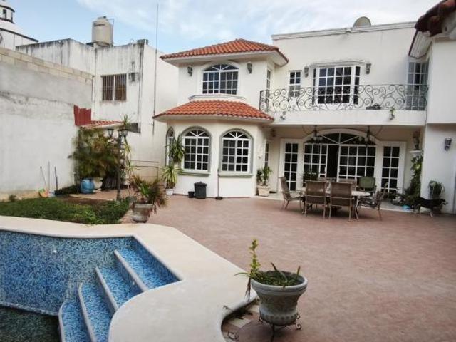CASA SOLA CON ALBERCA PRIVADA EN SUPERMANZANA 50
