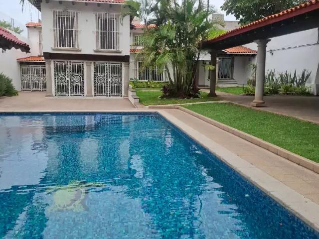 CASA SOLA CON ALBERCAEN VISTA HERMOSA EN CUERNAVACA MORELOS