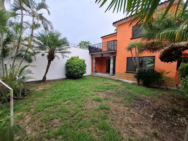 Casa sola a pocas calles de Plaza Galerias