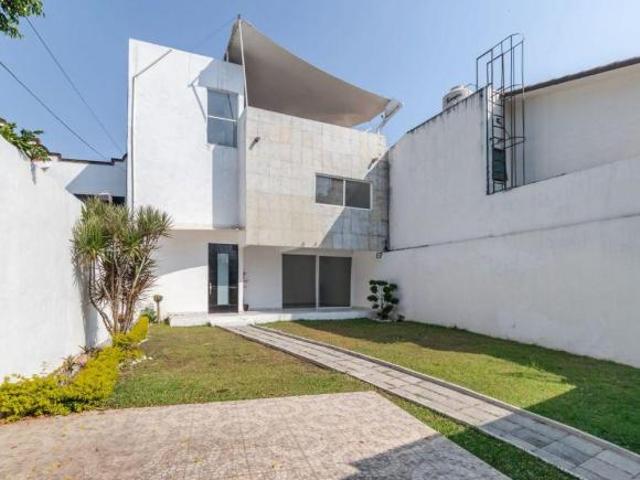 CASA EN VENTA DENTRO DE EXCLUSIVO FRACCIONAMIENTO – FINCAS DE JIUTEPEC