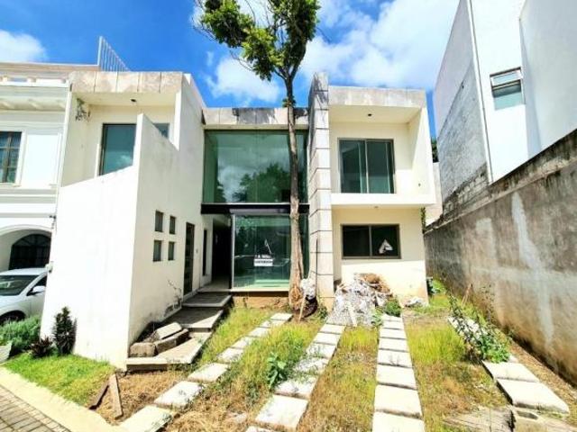 CASA SOLA EN EXCLUSIVO FRACC EN ZONA NORTE CON ROOF GARDEN