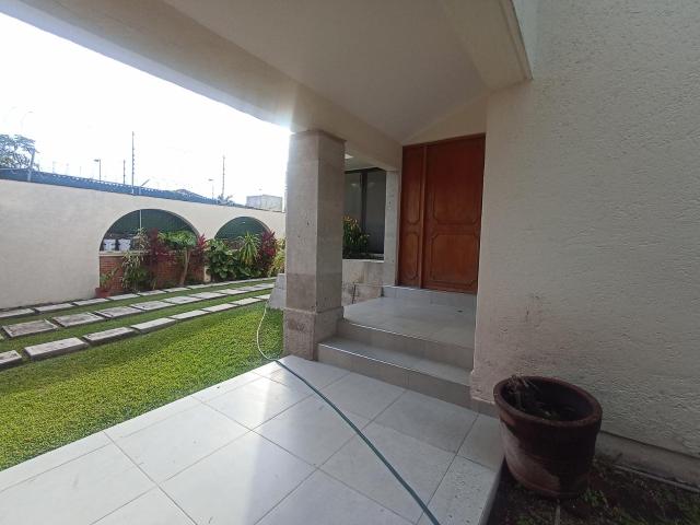 Casa Sola en Fraccionamiento Burgos