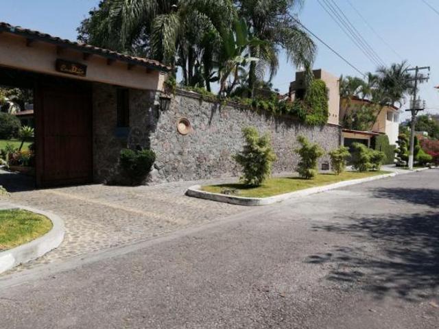 Casa Sola en Lomas de Cuernavaca Temixco ARI 650 Cc
