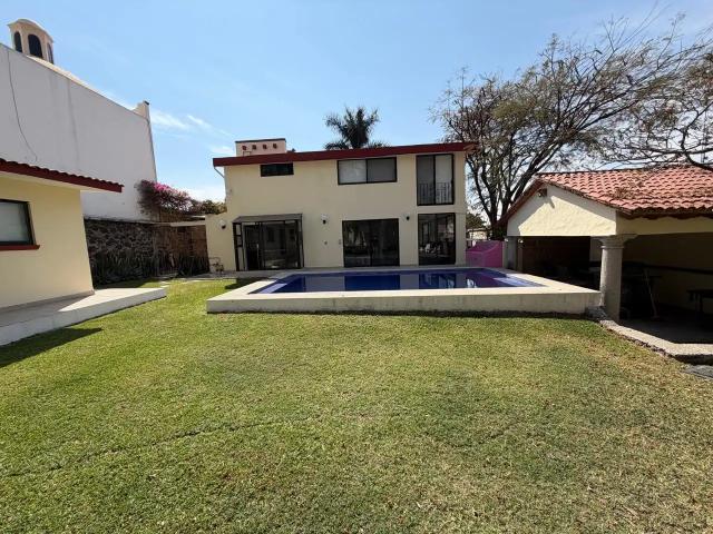 CASA SOLA EN RENTA CON O SIN MUEBLES EN LOMAS DE CUERNAVACA EN LOMAS DE CUERNAVACA