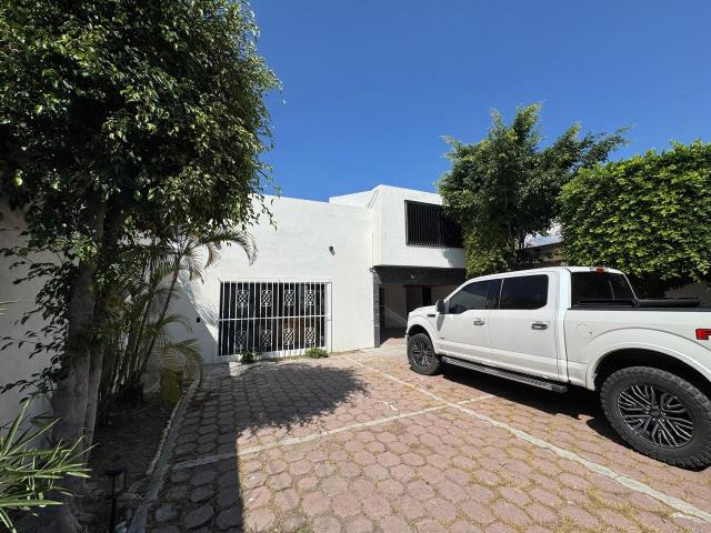 CASA SOLA EN RENTA USO HABITACIONAL U OFICINAS