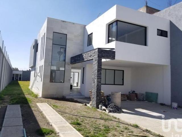 CASA SOLA EN VENTA, CON AMPLIO JARDIN, UBICADA EN METEPEC