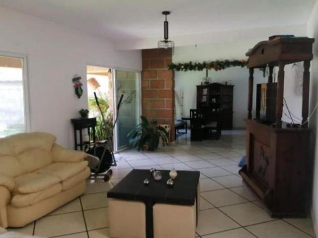 CASA SOLA EN VENTA CON ESTILO COLONIAL, CON ALBERCA Y JARDIN EN SAN GASPAR, JIUTEPEC