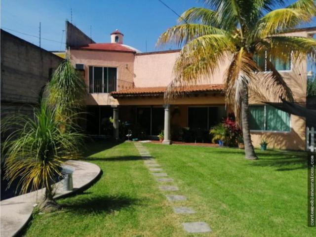 CASA SOLA EN VENTA CON ESTILO COLONIAL, CON ALBERCA Y JARDIN EN SAN GASPAR, JIUTEPEC