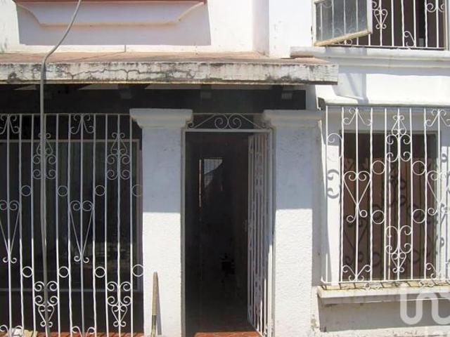 CASA SOLA EN VENTA Diseño Arq. Estilo Colonial Antiguo, a 300m del Zócalo de Jiutepec, Mor