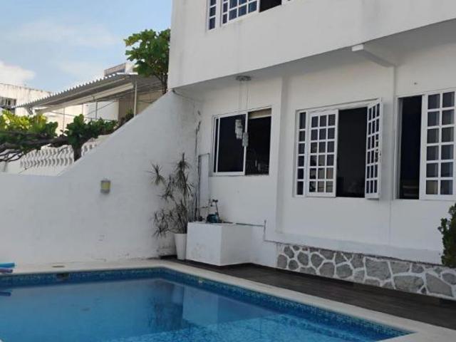 Casa sola, en Venta, en Costa Azul, 5 Rec, 2 niveles, alberca, excelente condición, estacionamiento