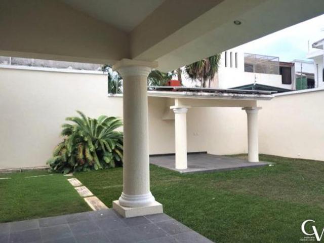 Casa sola en Venta en fraccionamiento cerrado con vigilancia