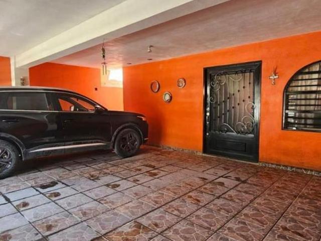 Casa sola en venta en Fraccionamiento Leandro Valle, Saltillo, Coahuila