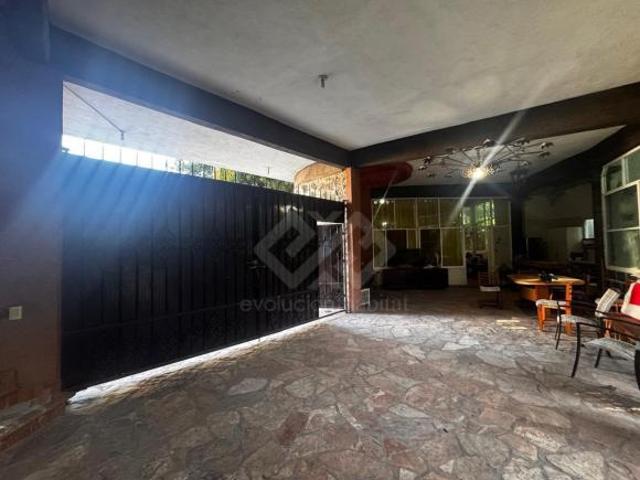 CASA SOLA EN VENTA, EN JIUTEPEC,MOR, CON JARDINES Y ABROLES FRUTALES, JUNTO A UN ARROYO EN SAN GASPA