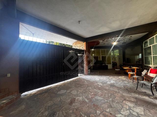 CASA SOLA EN VENTA, EN JIUTEPEC, CON JARDINES Y ARBOLES FRUTALES, JUNTO A UN ARROYO EN SAN GASPAR