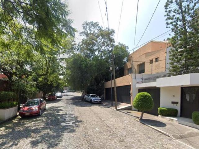 Casa sola en venta en las Águilas con amplio Jardín