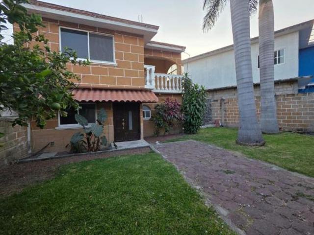 CASA SOLA EN VENTA XOCHITEPEC CENTRO CON JARDIN