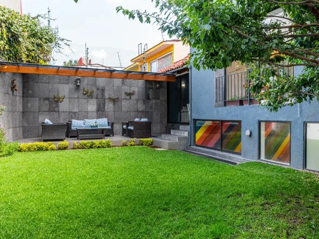 Amplia Casa de 2 niveles con Jardín de 100m2 | 4 Estacionamientos