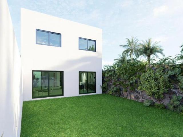 CASA SOLA NUEVA CON ALBERCA EN BRISAS