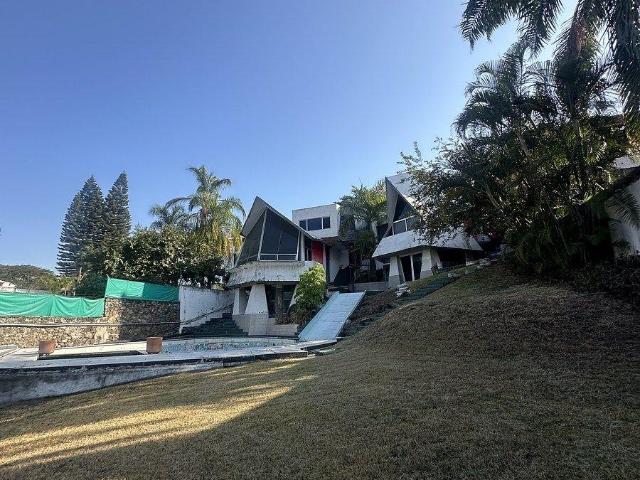 Casa Sola para Remodelar en Col. Lomas de Cuernavaca