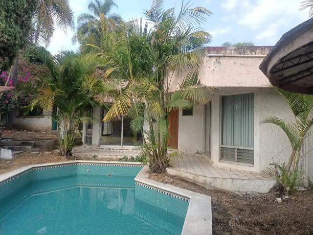 Casa sola para remodelar, excelente ubicación: Jardines de Cuernavaca