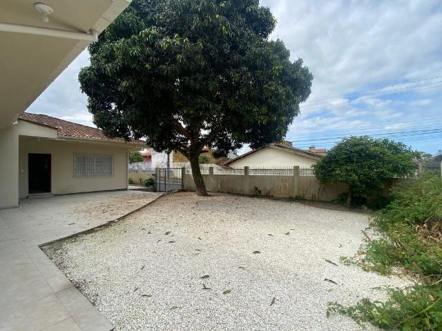 Casa sozinha no pátio com 3 quartos