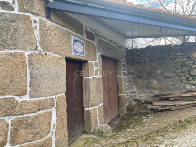Casa terreaT4 em pedra da região com terreno envolvente