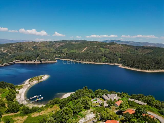 Casa T4 com Garagem Piscina e Jacuzzi junto ao Rio na zona do Gerês