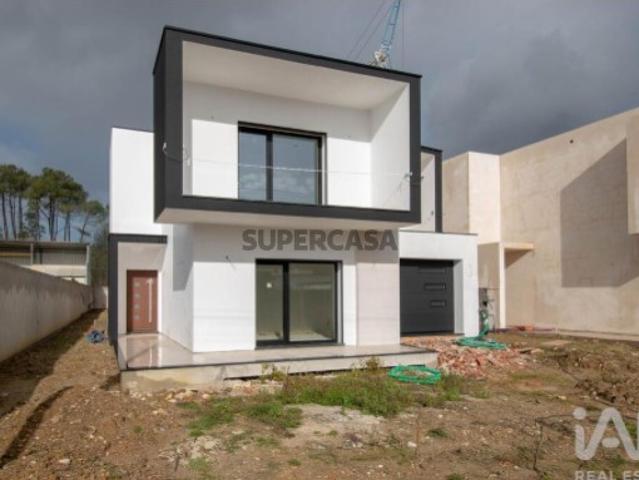 Casa T4 em Maceira de 194,00 m²