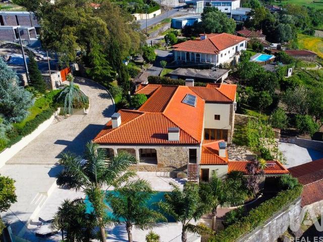 Casa T4 em Airó de 452,00 m²