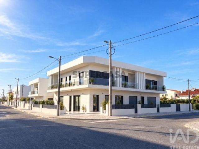 Casa T4 em Fernão Ferro de 152,00 m²