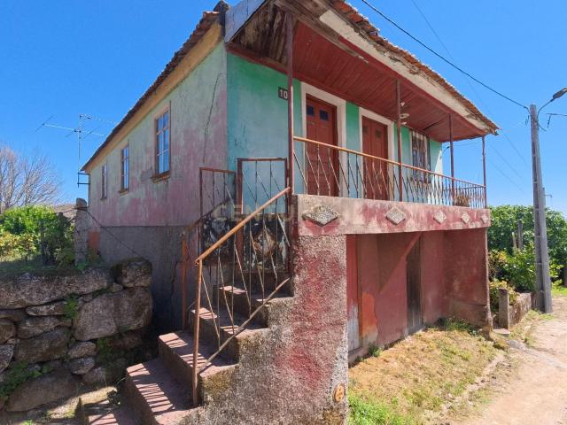 Casa T4 em União das freguesias de Mamouros, Castro Daire