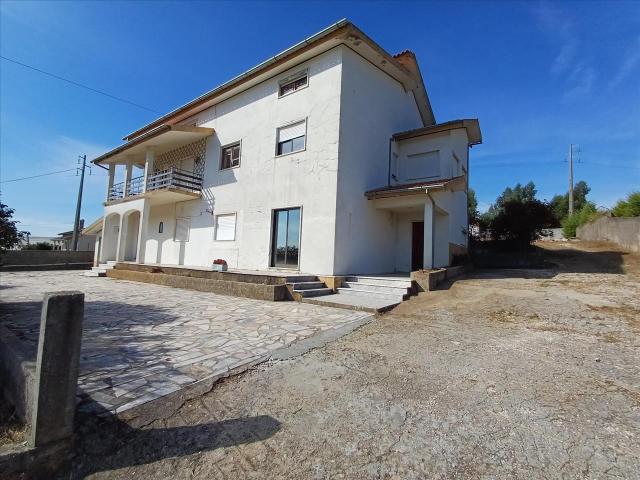 Casa T6 com Jardim, Piscina e Terraço em Oliveira do Hospital
