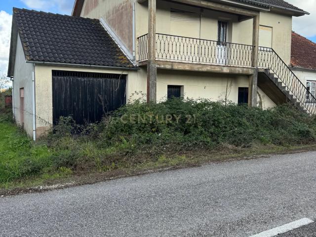 Casa T1 com garagem e terreno