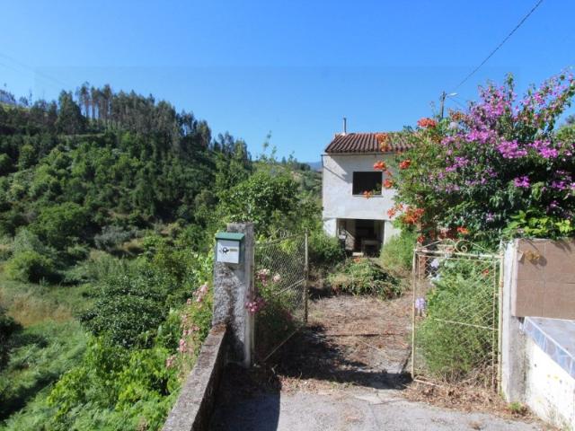 Casa T2 com Terreno, a confrontar com Ribeira, Côja Arganil