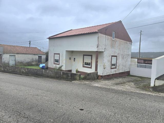 Casa t2 e vários anexos inserida num terreno com uma área 5600 m2 em Famalicão, Nazaré 2 Quartos