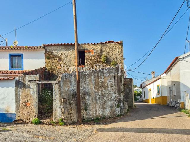Casa T2 para recuperar junto à praia Fluvial da Ortiga