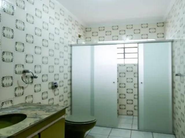 Casa térrea com amplo quintal e edicula