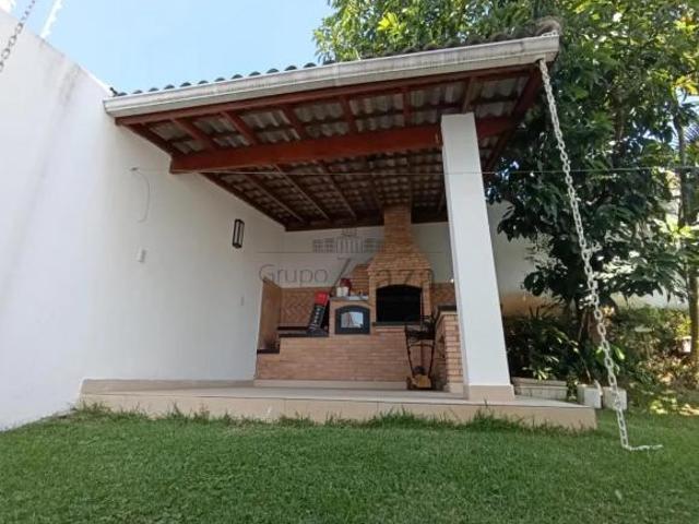 Casa Terras de Santa Helena Jacareí 4 Dormitórios 202m²