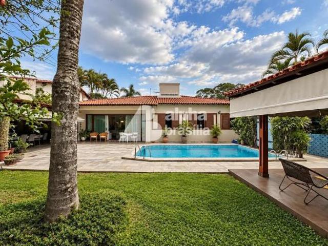 Casa térrea 430 m² 04 Quartos 02 Suítes Lote de 1.000 m² Piscina QL 01 Lago Norte