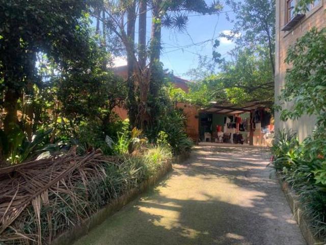 Casa térrea,479 m2 terreno bastante quintal, com 3 casas 5 vagas